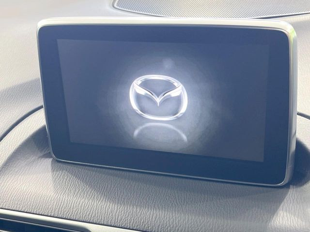 【マツダコネクト】車内の雰囲気にマッチした一体型タイプのディスプレイ。各種車輌設定やBluetooth再生等、様々な機能が楽しめます。専用SDカードのご購入で、ナビ機能も使用出来ます。
