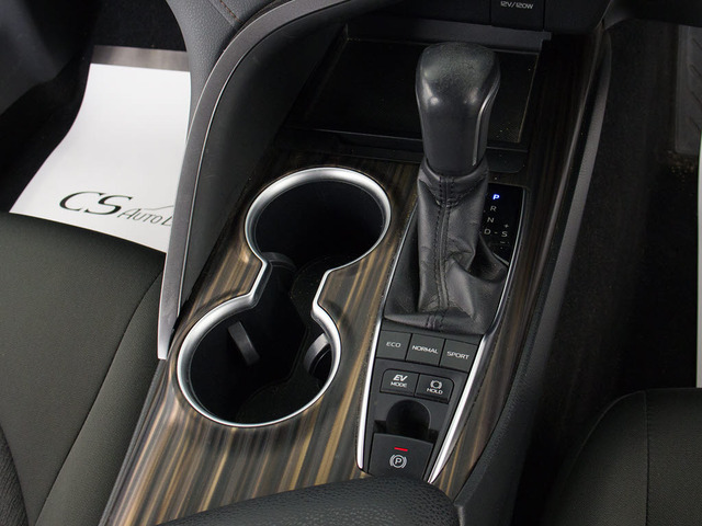 ★使いやすさや安全性を追求したステアリング周り!高級車ゆえにスイッチ類が多いのも特徴ですね!考え尽くされた配置ですぐに使いこなす事が出来ますのでご安心下さい!是非、体感してみて下さい!!