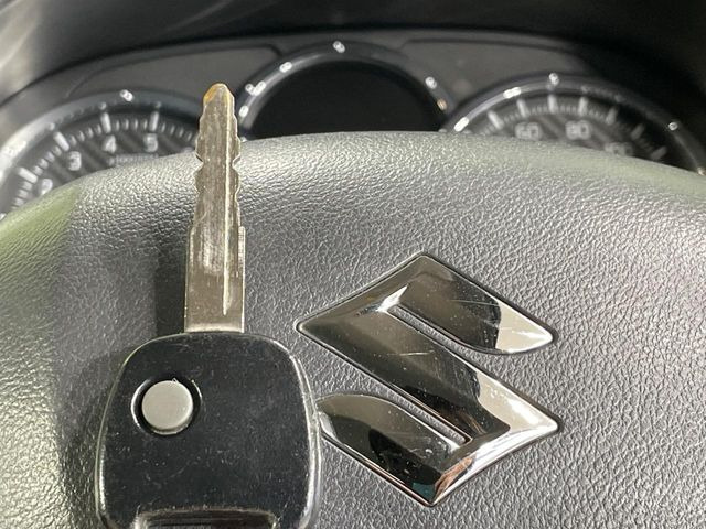 【キーレス】少し離れた場所からでもボタン一つでドアの開錠・施錠ができるのでとっても便利!ドアの鍵穴周りに傷をつけることもありません♪