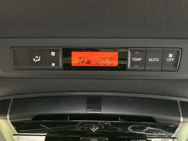 【リアオートエアコン】広い後部座席には必須の機能!風量や温度を自動で調整し前席と同様な車内環境にしてくれるリアオートエアコンを装備。夏の暑さも冬の寒さもストレスなく快適にお過ごしいただけます♪