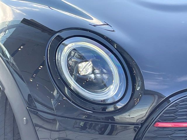 ●LEDヘッドライト:夜間走行時も良好な視界を確保し安心して運転できる高輝度LEDヘッドライトを装備!点灯速度が早く、消費電力も抑えられています。
