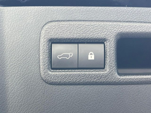 【パワーバックドア】スマートキーや運転席のボタンを押すだけでリアゲートが自動で開閉します!荷物を持っている時や、高い位置にあるバックドアを閉める際に便利な機能です♪