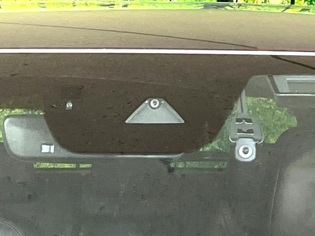 【スマートブレーキサポート】走行中に前方の車両等を認識し、衝突しそうな時は警報とブレーキで衝突回避と被害軽減をアシスト。より安全にドライブをお楽しみいただけます。
