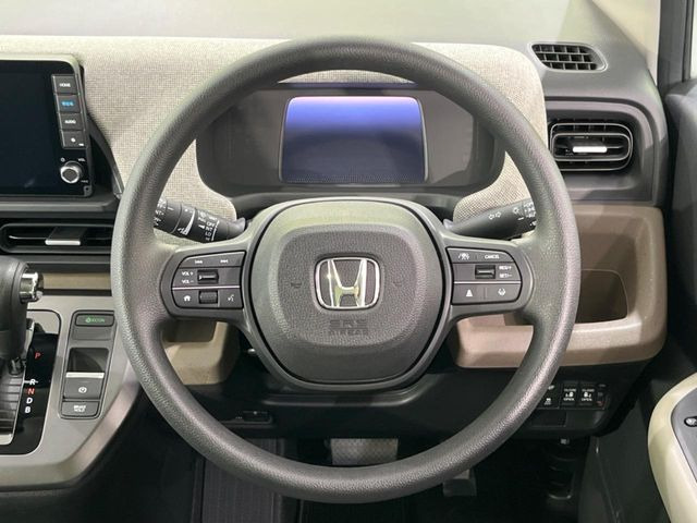 インテリアに合わせたデザインのステアリングは、運転される方のことも考え、運転しやすい形状、大きさです。是非一度、実際に触ってお確かめください。
