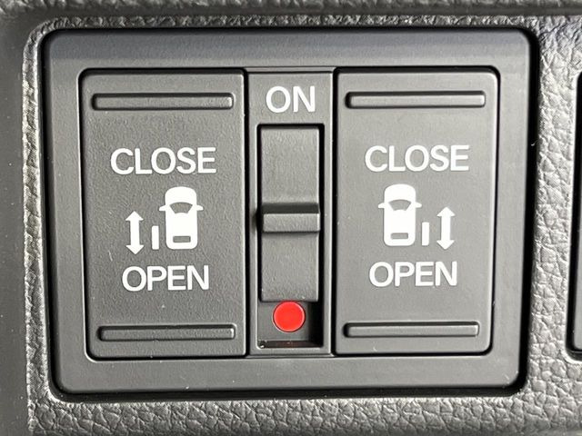 【両側パワースライドドア】スマートキーや運転席のスイッチで後席両側スライドドアの開閉が可能♪電動だから力を入れてドアを開ける必要が無く、小さなお子様でも簡単に開け閉めでき快適です♪
