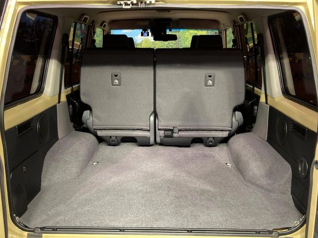 普段のお買い物や通勤、送迎等に十分な荷室スペースを確保しております。セカンドシートを倒すと、大きな荷物の積載も可能です♪