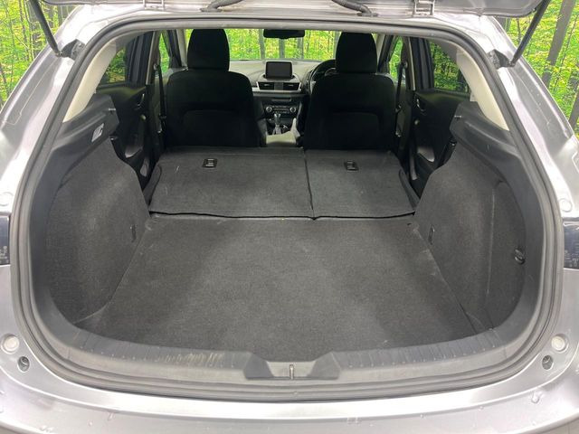 床下収納式のサードシートです。座席部分をコンパクトに収納でき、広大な荷室スペースとしてお使いいただけます!乗車人数や荷物の量など利用シーンに合わせて3列目を有効活用でき、とっても便利♪