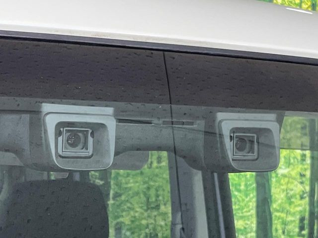 【デュアルカメラブレーキサポート】走行中に前方の車両等を認識し、衝突しそうな時は警報とブレーキで衝突回避と被害軽減をアシスト。より安全にドライブをお楽しみいただけます。