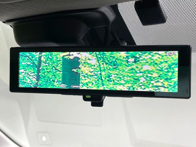 【インテリジェントルームミラー】後席の大きな荷物や同乗者で後方が確認しづらい時でも安心!カメラが撮影した車両後方の映像をルームミラー内に表示。クリアな視界で状況の確認が可能です!