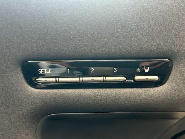 【運転席ポジションメモリー付パワーシート】ワンタッチで記憶させていたシートの前後・リクライニングはもちろんシートリフターも備えます☆快適なドライブをお楽しみ下さい♪