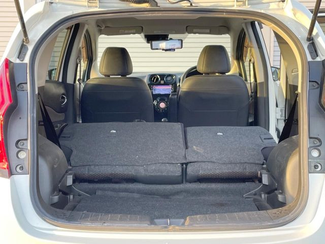 普段のお買い物や通勤、送迎等に十分な荷室スペースを確保しております。セカンドシートを倒すと、大きな荷物の積載も可能です♪