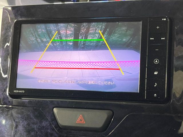 【バックカメラ】駐車時に後方がリアルタイム映像で確認できます。大型商業施設や立体駐車場での駐車時や、夜間のバック時に大活躍!運転スキルに関わらず、今や必須となった装備のひとつです!