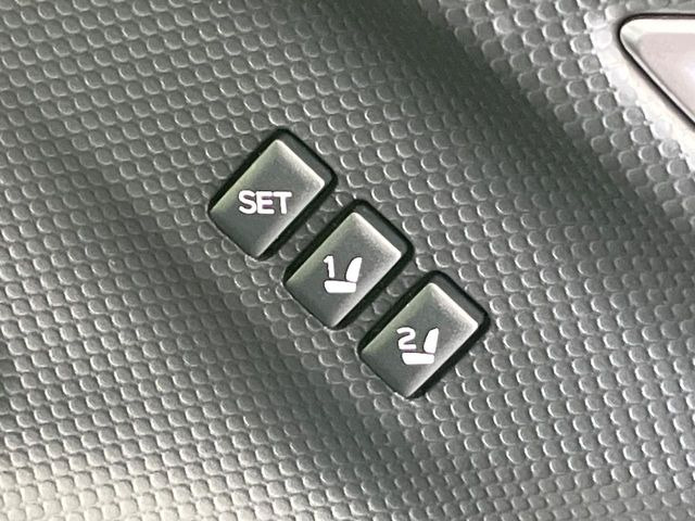 【メモリー機能付きパワーシート】ドライバーごとに設定したシート位置を記憶して、ボタン一つで切り替えできる便利な機能!運転する方が複数名いらっしゃるご家庭におすすめです♪