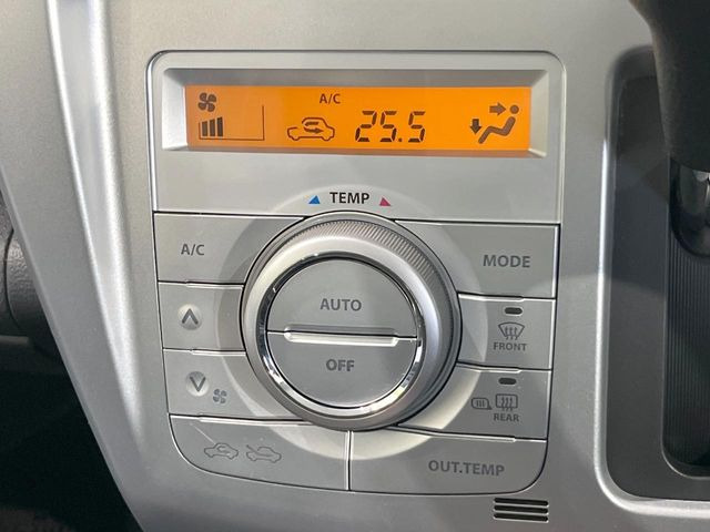 【オートエアコン】一度お好みの温度に設定すれば、車内の温度を検知し風量や温度を自動で調整。暑い&hellip;寒い&hellip;と何度もスイッチ操作をする必要はありません。快適な車内空間には必須の機能ですね♪