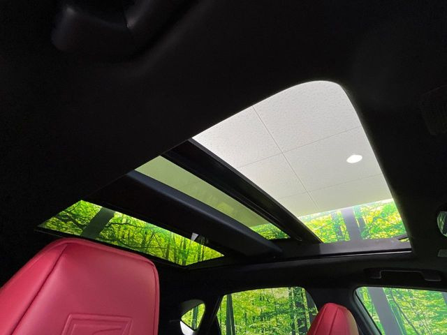 【サンルーフ】開放感たっぷりの希少装備、サンルーフが装着されています!車内に明かりを取り入れたり景色を楽しむ以外にも、車内の空気も簡単に換気できて快適です!