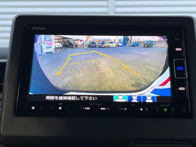 【バックカメラ】駐車時に後方がリアルタイム映像で確認できます。大型商業施設や立体駐車場での駐車時や、夜間のバック時に大活躍!運転スキルに関わらず、今や必須となった装備のひとつです!