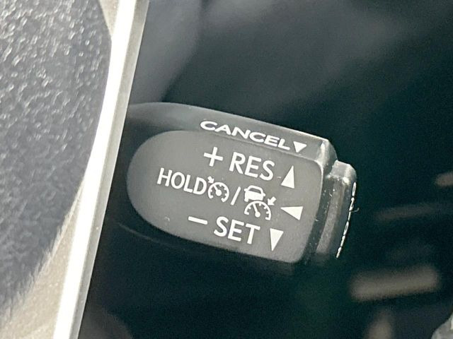 【レーダークルーズコントロール】高速道路での長距離走行が楽に!!自動で速度を保つクルーズコントロールが、衝突軽減システムと連携し、前方の車両を感知して車間を保つように速度調節してくれます!!