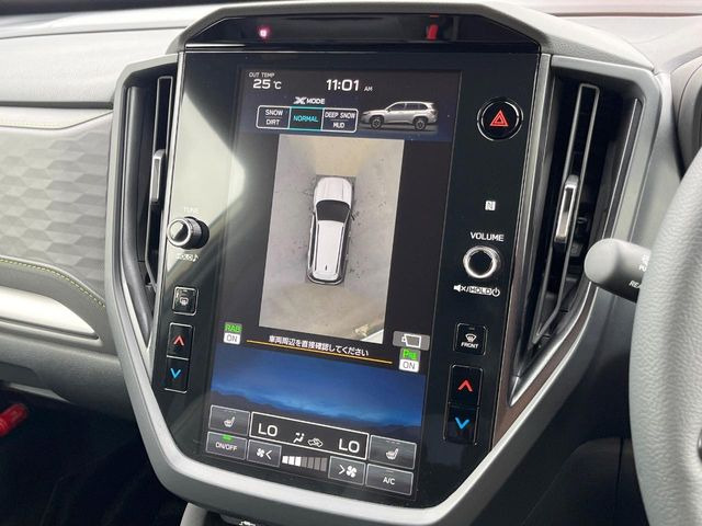 【マルチテレインモニター】車のフロントやサイドのカメラ画像を同時にモニター表示することで、悪路や狭い道を走行時でも周囲の状況確認ができ安心!本格SUVにうれしい装備です♪