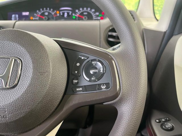 【ホンダセンシング】走行中に前方の車両等を認識し、衝突しそうな時は警報とブレーキで衝突回避と被害軽減をアシスト。より安全にドライブをお楽しみいただけます。