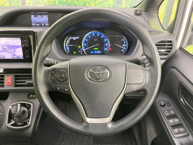 インテリアに合わせたデザインのステアリングは、運転される方のことも考え、運転しやすい形状、大きさです。是非一度、実際に触ってお確かめください。