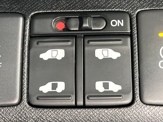 【両側パワースライドドア】スマートキーや運転席のスイッチで後席両側スライドドアの開閉が可能♪電動だから力を入れてドアを開ける必要が無く、小さなお子様でも簡単に開け閉めでき快適です♪