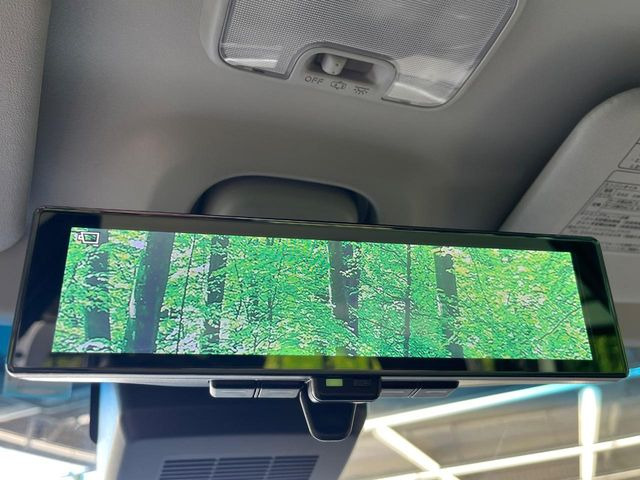 【スマートリヤビューミラー】後席の大きな荷物や同乗者で後方が確認しづらい時でも安心!カメラが撮影した車両後方の映像をルームミラー内に表示。クリアな視界で状況の確認が可能です!