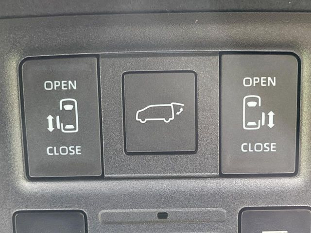 【両側パワースライドドア】スマートキーや運転席のスイッチで後席両側スライドドアの開閉が可能♪電動だから力を入れてドアを開ける必要が無く、小さなお子様でも簡単に開け閉めでき快適です♪