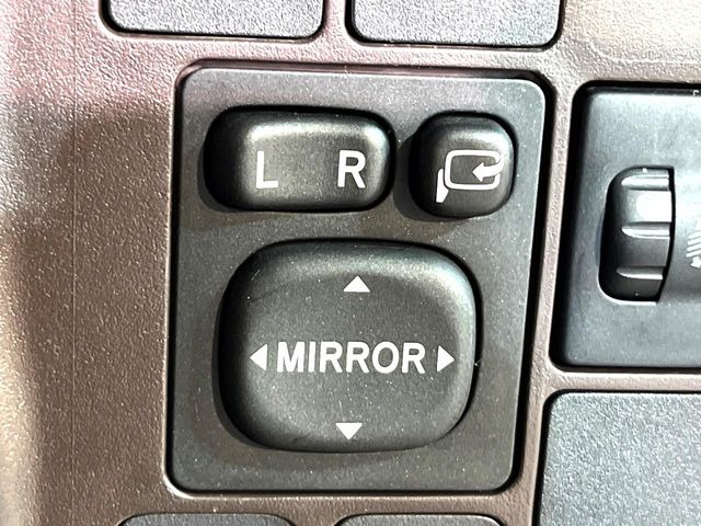 【電動格納ミラー】サイドミラーは電動格納式となっており、狭い駐車場でもキズがつくリスクを抑えられます。