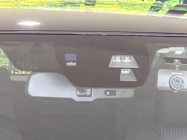 【スマートシティブレーキサポート】低速走行中に前方の車両等を認識し、衝突しそうな時は警報とブレーキで衝突回避と被害軽減をアシスト。より安全にドライブをお楽しみいただけます。