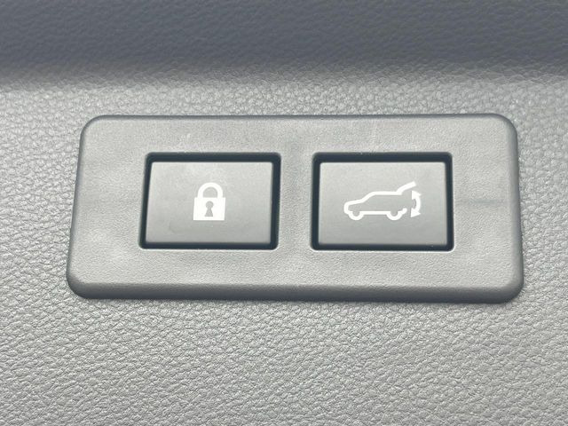 【パワーバックドア】スマートキーや運転席のボタンを押すだけでリアゲートが自動で開閉します!荷物を持っている時や、高い位置にあるバックドアを閉める際に便利な機能です♪