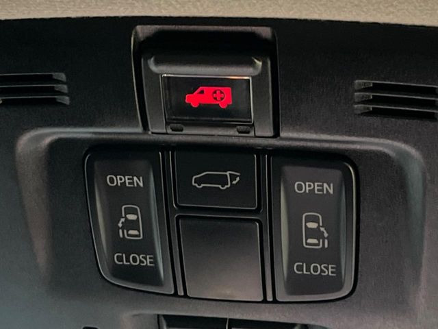 【両側パワースライドドア】スマートキーや運転席のスイッチで後席両側スライドドアの開閉が可能♪電動だから力を入れてドアを開ける必要が無く、小さなお子様でも簡単に開け閉めでき快適です♪