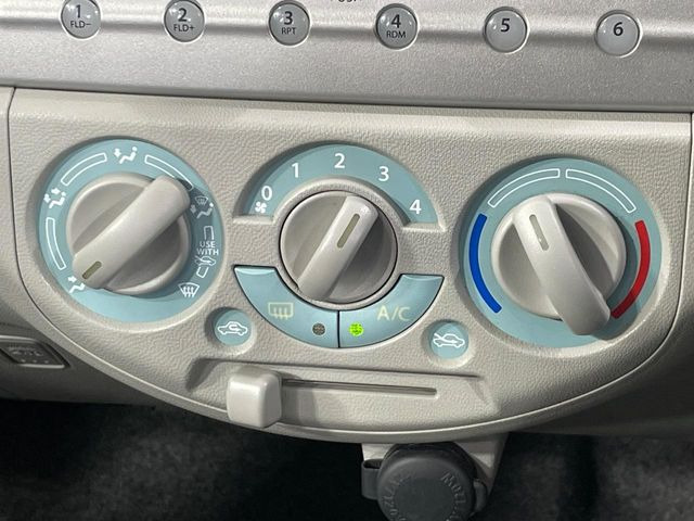 寒い冬も暑い夏も全席に快適な空調を届けてくれる、ダイヤル式エアコンを装備♪