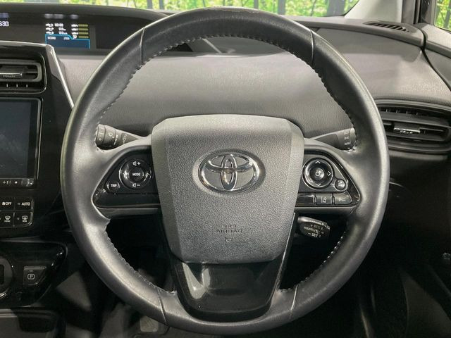 【純正革巻きステアリング】上質な革を使用することで、手にしっかり馴染みとても運転しやすいハンドルです♪