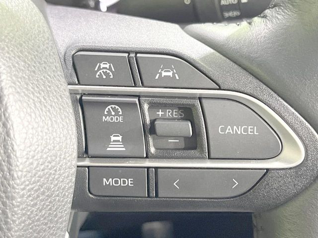 【レーダークルーズコントロール】高速道路での長距離走行が楽に!!自動で速度を保つクルーズコントロールが、衝突軽減システムと連携し、前方の車両を感知して車間を保つように速度調節してくれます!!