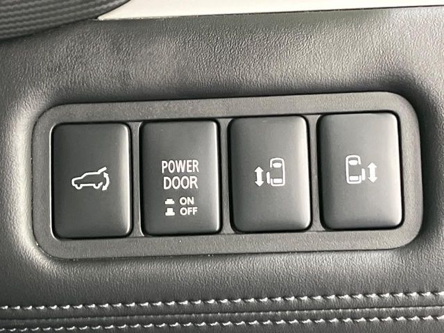【両側パワースライドドア】スマートキーや運転席のスイッチで後席両側スライドドアの開閉が可能♪電動だから力を入れてドアを開ける必要が無く、小さなお子様でも簡単に開け閉めでき快適です♪