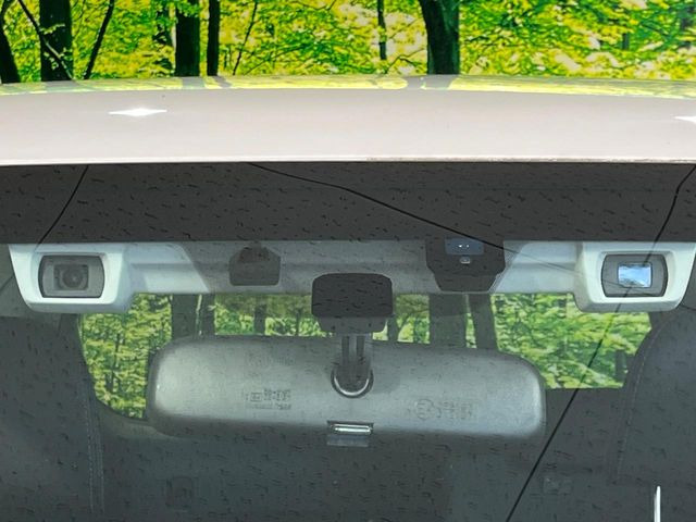 【アイサイトVer3】前方の車両等を検知し、衝突しそうな時は警報で注意を促し、ブレーキを踏む力をサポート。ブレーキを踏めなかった場合は衝突被害軽減ブレーキが作動、衝突回避をサポートします。