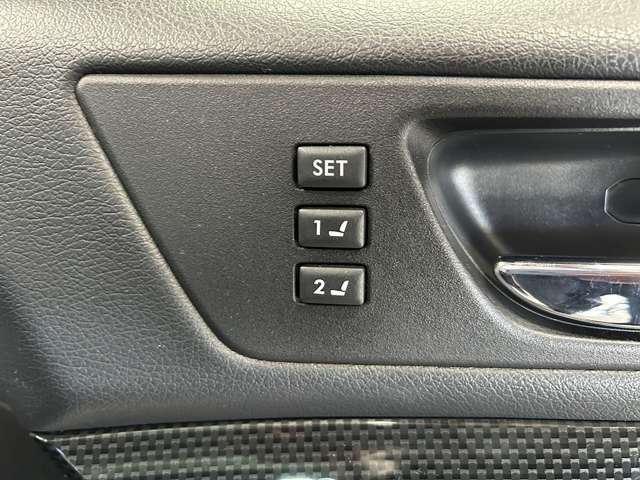 【運転席ポジションメモリー付パワーシート】ワンタッチで記憶させていたシートの前後・リクライニングはもちろん、シートリフターも備えます☆快適なドライブをお楽しみ下さい♪