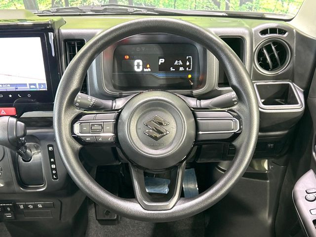 �C���e���A�ɍ��킹���f�U�C���̃X�e�A�����O�́A�^�]�������̂��Ƃ��l���A�^�]���₷���`��A�傫���ł��B�����x�A���ۂɐG���Ă��m���߂��������B