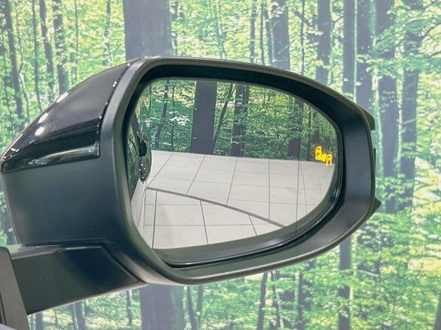 【ブラインドスポットモニター】走行中、ドアミラーの死角になりやすい箇所に後続車が接近するとサイドミラーのレンズに警告を表示!ドライバーに注意喚起をしてくれます。