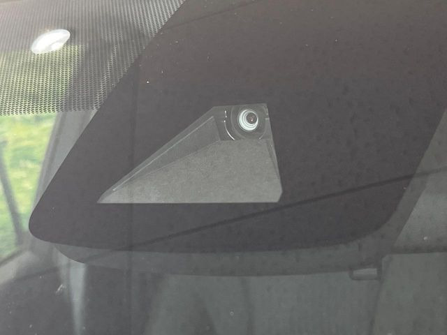 【トヨタセーフティセンス】走行中に前方の車両等を認識し、衝突しそうな時は警報とブレーキで衝突回避と被害軽減をアシスト。より安全にドライブをお楽しみいただけます。
