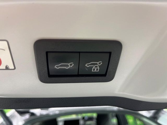 【パワーバックドア】スマートキーや運転席のボタンを押すだけでリアゲートが自動で開閉します!荷物を持っている時や、高い位置にあるバックドアを閉める際に便利な機能です♪