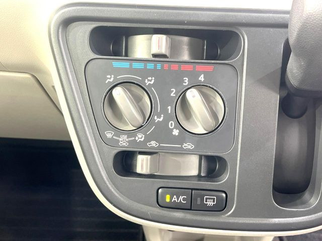 寒い冬も暑い夏も全席に快適な空調を届けてくれる、ダイヤル式エアコンを装備♪