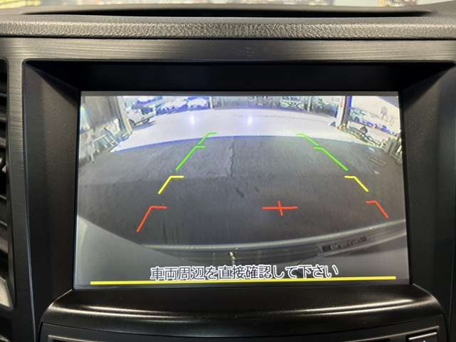 【バックカメラ】運転席から画面上で安全確認ができます。駐車が苦手な方にもオススメな便利機能です。