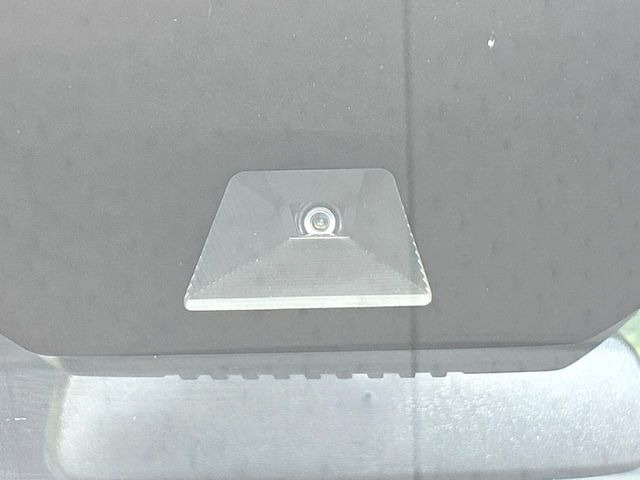 【ホンダセンシング】走行中に前方の車両等を認識し、衝突しそうな時は警報とブレーキで衝突回避と被害軽減をアシスト。より安全にドライブをお楽しみいただけます。