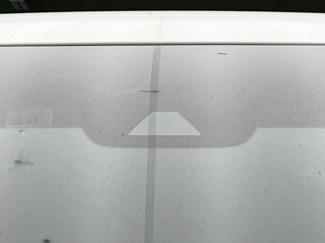 【プリクラッシュセーフティ】前方の車両等を検知し、衝突しそうな時は警報で注意を促し、ブレーキを踏む力をサポート。ブレーキを踏めなかった場合は衝突被害軽減ブレーキが作動、衝突回避をサポートします。