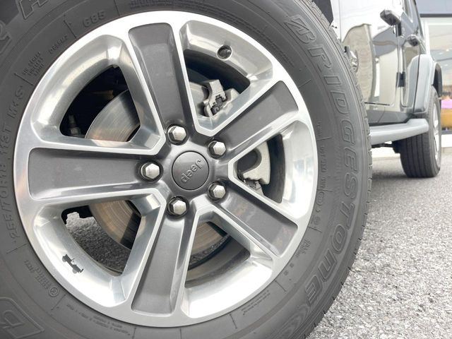 ●純正18インチアルミホイール:輸入車ならではの卓越した走りを支えるホイールと足回りです!日本車の走りに慣れている方にもぜひ体感して頂きたいほど、高いレベルでまとまっています!