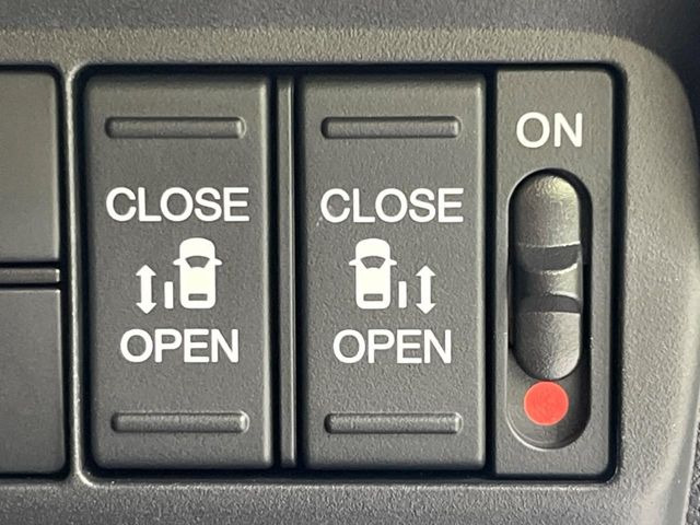 【両側パワースライドドア】スマートキーや運転席のスイッチで後席両側スライドドアの開閉が可能♪電動だから力を入れてドアを開ける必要が無く、小さなお子様でも簡単に開け閉めでき快適です♪