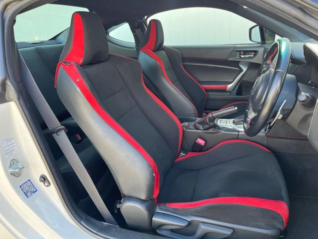【専用スポーツシート】ホールド性に優れ、カーブ時の体が流れを抑制してくれます。また、体にフィットするから腰や背中が疲れにくく、ロングドライブや高速走行でも快適にお過ごしいただけます♪