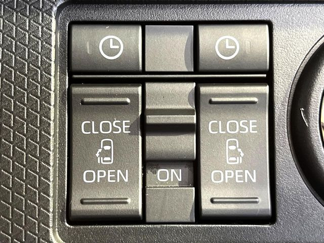 【両側パワースライドドア】スマートキーや運転席のスイッチで後席両側スライドドアの開閉が可能♪電動だから力を入れてドアを開ける必要が無く、小さなお子様でも簡単に開け閉めでき快適です♪