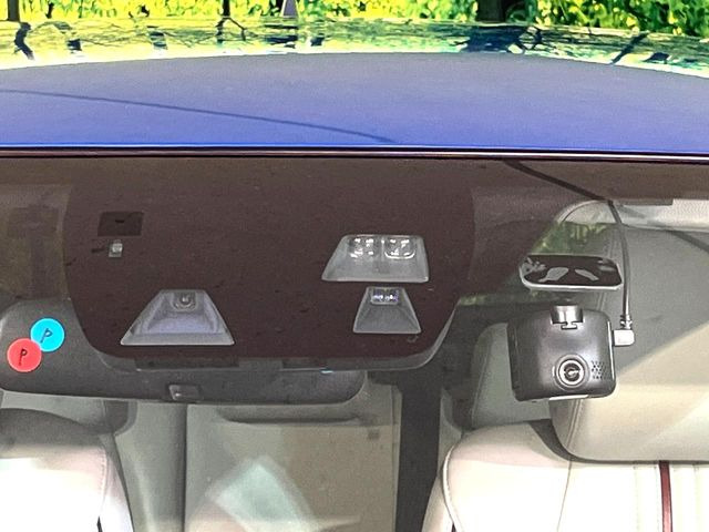 【スマートシティブレーキサポート】低速走行中に前方の車両等を認識し、衝突しそうな時は警報とブレーキで衝突回避と被害軽減をアシスト。より安全にドライブをお楽しみいただけます。